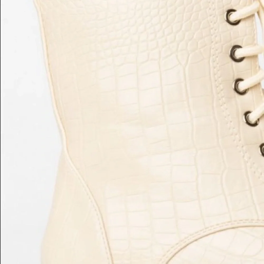 🎊HP🎉 Dolls Kill Ivory Chelsea Vegan Crocodile Leather Lace Up Flat Boots - Picture 4 of 5